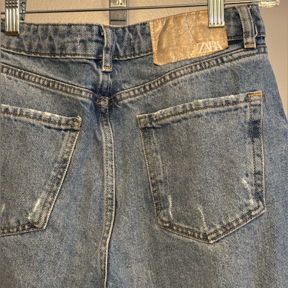 Zara Women's High Rise Mom Jeans Blue Light Wash, Distressed Denim, Size 4 - Picture 5 of 8